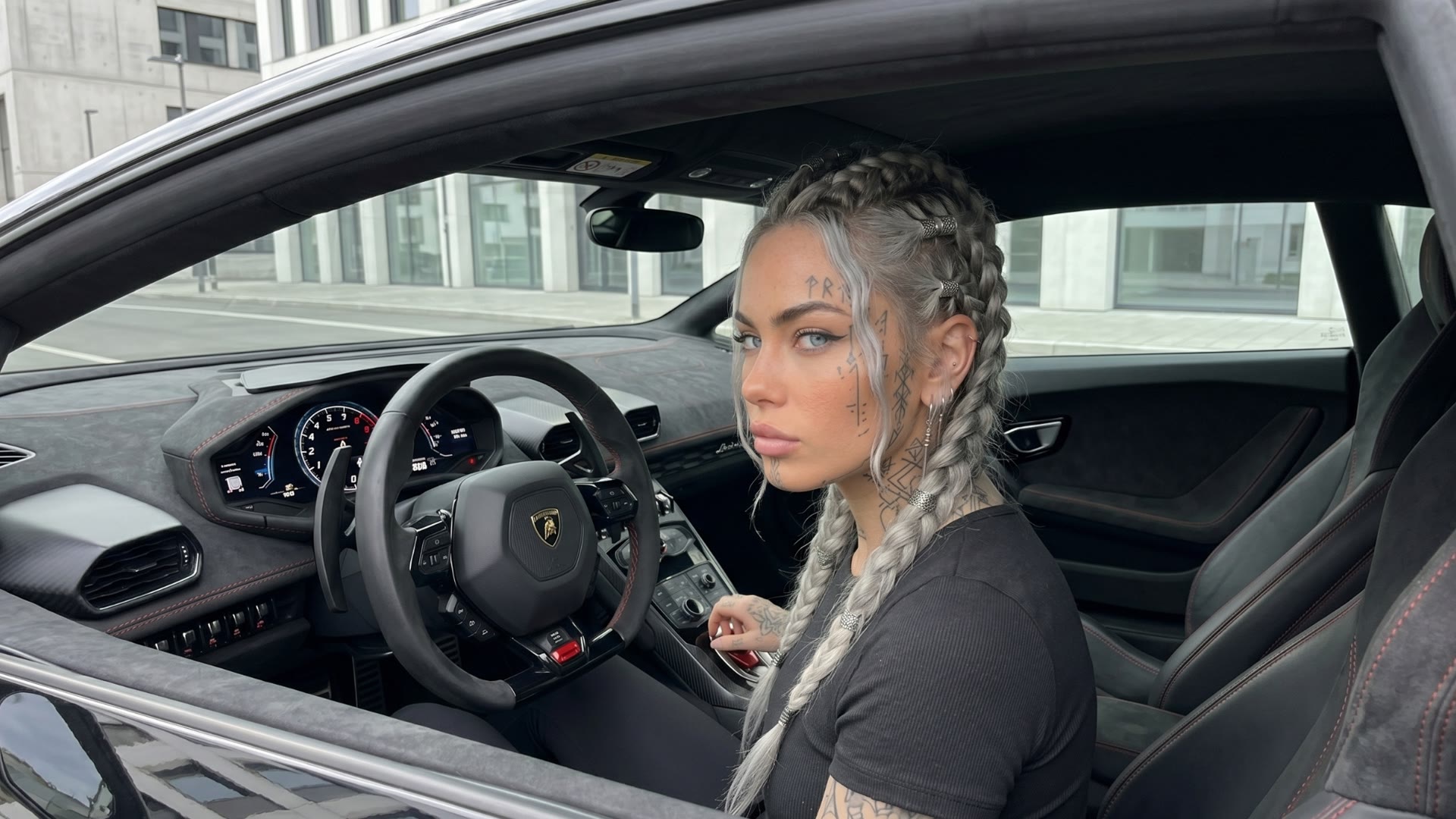 Eldruna in her car